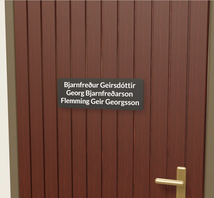 Dökk viðarhurð með svörtu fjölskylduskilti og hvítum nöfnum: Bjarnfreður Geirsdóttir, Georg Bjarnfreðarson og Flemming Geir Georgsson.