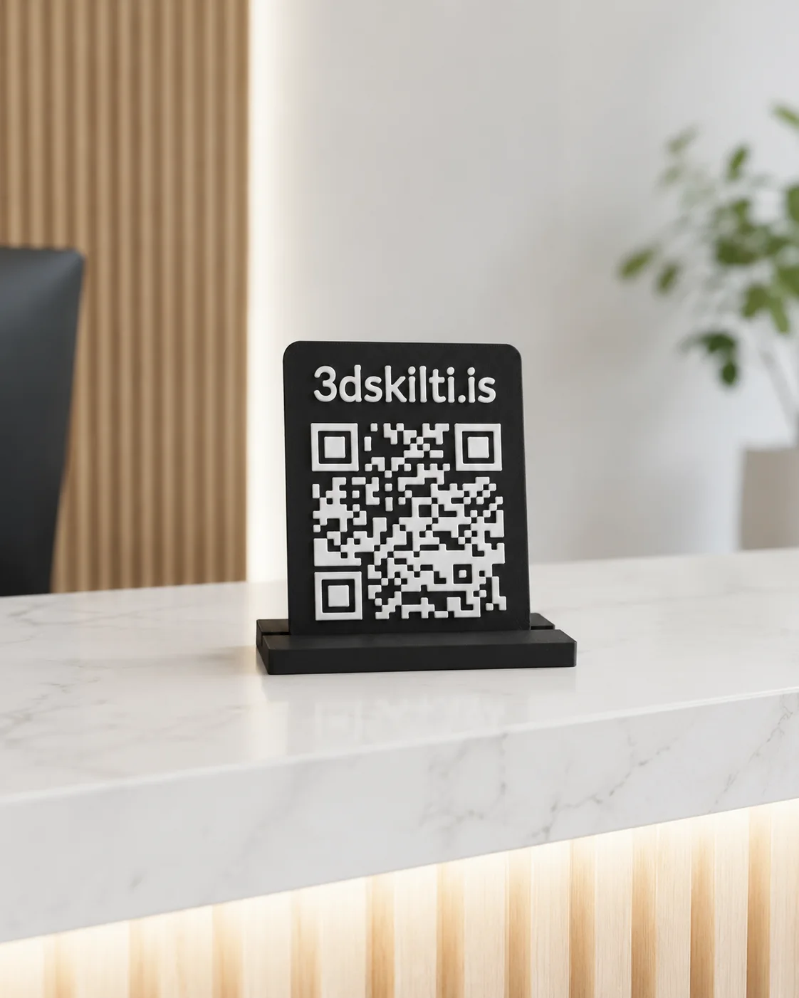 Svart QR-skilti með hvítum stöfum í lágum borðstandi á afgreiðsluborði